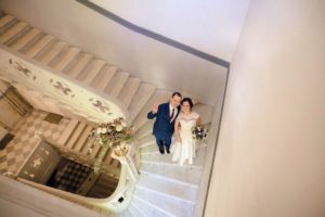 свадебная фотосессия на парадной лестнице